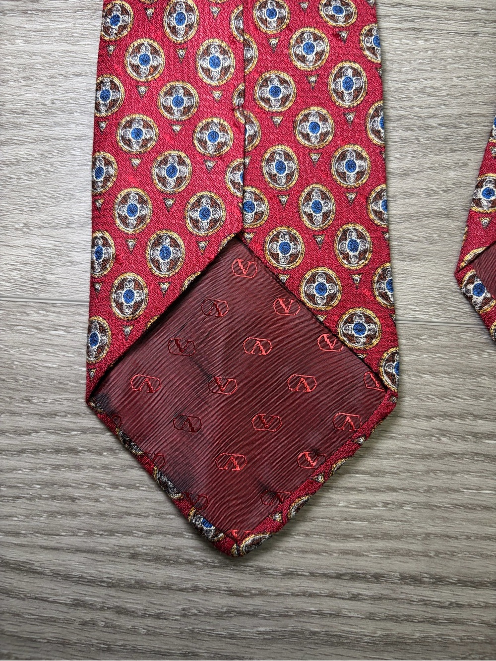Vintage Valentino Cravatte Red Silk Geometric Medallion Neck Tie Made in Italy - Picture 3 of 9